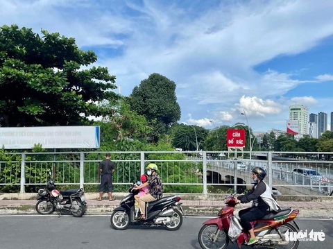 Tiểu bậy thản nhiên giữa thành phố, những góc công viên bốc mùi nồng nặc - Ảnh 6. Tiểu bậy thản nhiên giữa thành phố, những góc công viên bốc mùi nồng nặc - Ảnh 6.