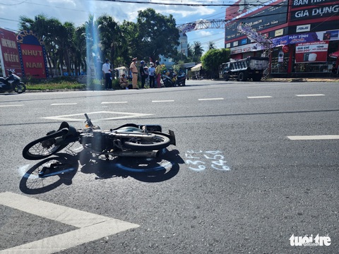 Cảnh sát dùng xe chuyên dụng đuổi theo 6km bắt tài xế bỏ chạy sau khi gây tai nạn - Ảnh 2. Cảnh sát dùng xe chuyên dụng đuổi theo 6km bắt tài xế bỏ chạy sau khi gây tai nạn - Ảnh 2.