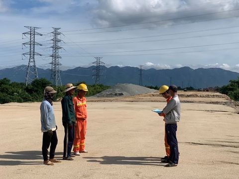 EVNNPT thi công di dời đường dây truyền tải để thi công cao tốc Bắc - Nam - Ảnh 2. EVNNPT thi công di dời đường dây truyền tải để thi công cao tốc Bắc - Nam - Ảnh 2.