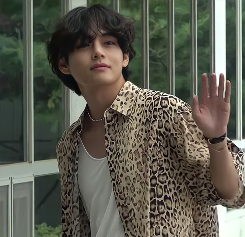 Một người phụ nữ bị bắt vì cố đưa giấy kết hôn cho V của BTS - Ảnh 1. Thành viên V nhóm nhạc K-pop đình đám BTS - Ảnh: Naver