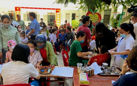 Khánh Hòa vận động phụ huynh đồng ý cho con em tiêm vắc xin COVID-19 - Ảnh 1. Khánh Hòa vận động phụ huynh đồng ý cho con em tiêm vắc xin COVID-19 - Ảnh 1.