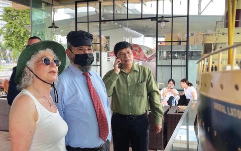 Dạo sông Sài Gòn, cựu thủ tướng Ehud Barak kể chuyện phát triển ở Israel - Ảnh 5. Dạo sông Sài Gòn, cựu thủ tướng Ehud Barak kể chuyện phát triển ở Israel - Ảnh 5.