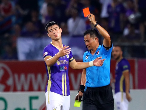 Duy Mạnh đá thô bạo, người hâm mộ bức xúc - Ảnh 2. Duy Mạnh đá thô bạo, người hâm mộ bức xúc - Ảnh 2.