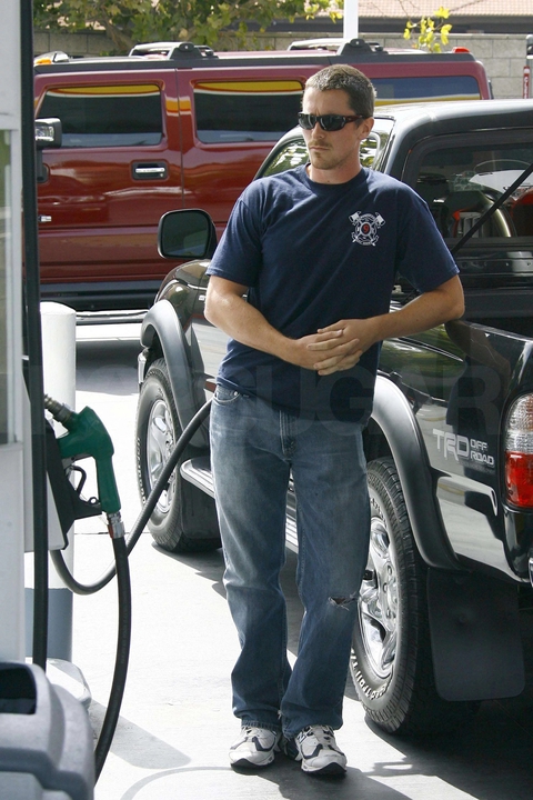 Vì sao ‘Người Dơi Christian Bale có 120 triệu USD nhưng chỉ lái xe Toyota cũ thay vì Ferrari? - Ảnh 1. Vì sao ‘Người Dơi Christian Bale có 120 triệu USD nhưng chỉ lái xe Toyota cũ thay vì Ferrari? - Ảnh 1.