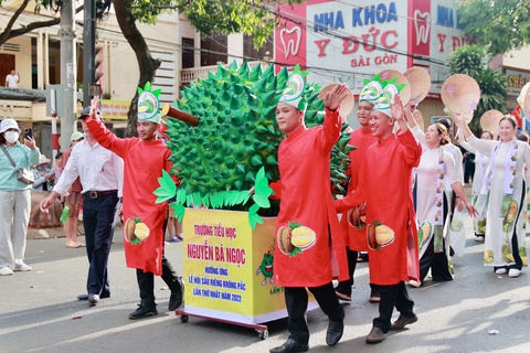 Voi chở sầu riêng diễu hành trên Đắk Lắk - Ảnh 5. Voi chở sầu riêng diễu hành trên Đắk Lắk - Ảnh 5.