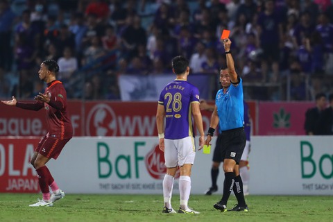 HLV Hà Nội FC nói đội nhà bị đối xử thiếu công bằng - Ảnh 2. HLV Hà Nội FC nói đội nhà bị đối xử thiếu công bằng - Ảnh 2.