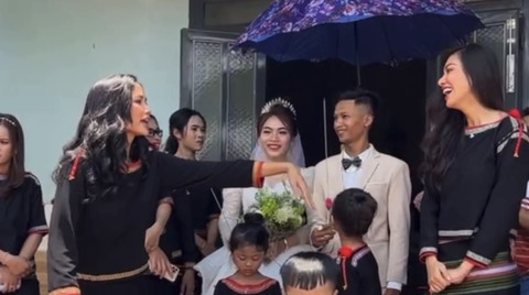 H’Hen Niê lầy lội ‘xin thẳng’ phong bì khách mừng cưới em trai - Ảnh 3. H’Hen Niê lầy lội ‘xin thẳng’ phong bì khách mừng cưới em trai - Ảnh 3.