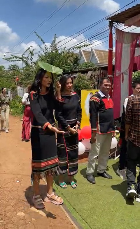 H’Hen Niê lầy lội ‘xin thẳng’ phong bì khách mừng cưới em trai - Ảnh 2. H’Hen Niê lầy lội ‘xin thẳng’ phong bì khách mừng cưới em trai - Ảnh 2.