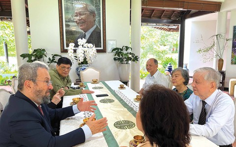 Dạo sông Sài Gòn, cựu thủ tướng Ehud Barak kể chuyện phát triển ở Israel - Ảnh 3. Dạo sông Sài Gòn, cựu thủ tướng Ehud Barak kể chuyện phát triển ở Israel - Ảnh 3.