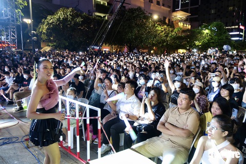 Đan Trường, Hiền Thục, Trung Quang… hát mừng Quốc khánh 2-9 - Ảnh 4. Đan Trường, Hiền Thục, Trung Quang… hát mừng Quốc khánh 2-9 - Ảnh 4.