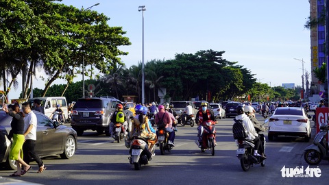 Du khách chật như nêm ở bãi biển Vũng Tàu chiều 2-9 - Ảnh 2. Du khách chật như nêm ở bãi biển Vũng Tàu chiều 2-9 - Ảnh 2.