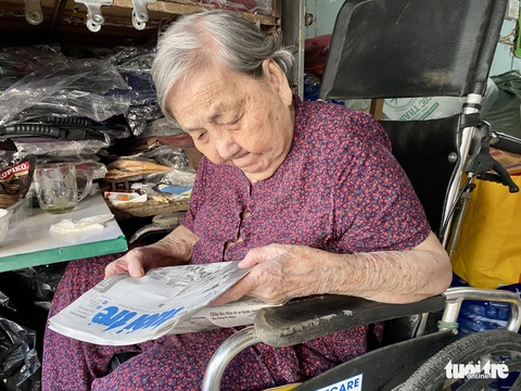 Cụ bà 91 tuổi, 47 năm đọc báo Tuổi Trẻ - Ảnh 1. Cụ bà 91 tuổi, 47 năm đọc báo Tuổi Trẻ - Ảnh 1.