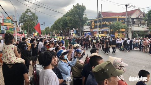 Voi chở sầu riêng diễu hành trên Đắk Lắk - Ảnh 1. Voi chở sầu riêng diễu hành trên Đắk Lắk - Ảnh 1.
