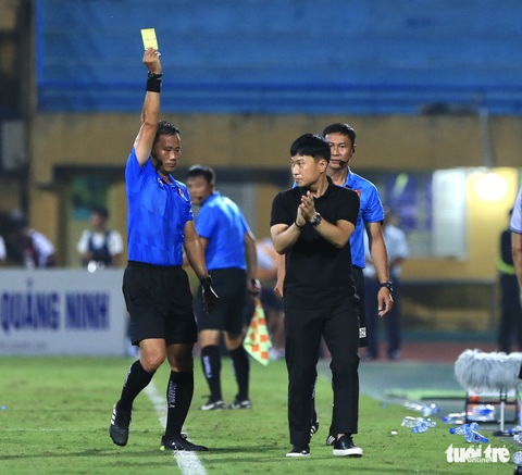 HLV Hà Nội FC nói đội nhà bị đối xử thiếu công bằng - Ảnh 1. HLV Hà Nội FC nói đội nhà bị đối xử thiếu công bằng - Ảnh 1.