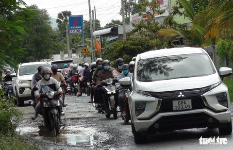 Hàng chục ngàn du khách ì ạch vượt ổ gà tham quan vùng Bảy Núi - Ảnh 1. Hàng chục ngàn du khách ì ạch vượt ổ gà tham quan vùng Bảy Núi - Ảnh 1.