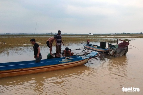 Vòi rồng hút nước ở Đồng Nai, nhiều bè cá ở hồ Trị An lật úp - Ảnh 3. Vòi rồng hút nước ở Đồng Nai, nhiều bè cá ở hồ Trị An lật úp - Ảnh 3.