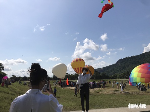 Chật kín các con đường vào lễ hội khinh khí cầu lớn nhất miền Tây - Ảnh 3. Chật kín các con đường vào lễ hội khinh khí cầu lớn nhất miền Tây - Ảnh 3.