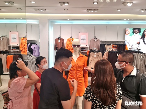 Lượng khách giảm, hàng quán TP.HCM không phụ thu - Ảnh 2. Lượng khách giảm, hàng quán TP.HCM không phụ thu - Ảnh 2.