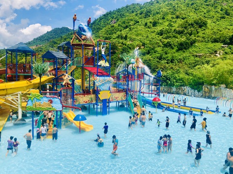 Các khu du lịch Đà Nẵng đông đúc khách chơi lễ 2-9 - Ảnh 1.