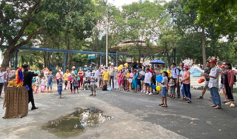 Siêu thị, nhà hàng, điểm vui chơi đông kín bất chấp mưa - Ảnh 6.