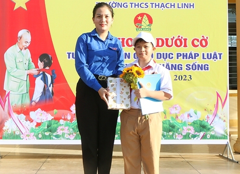 Chiến sĩ cảnh sát cơ động nhặt được 80 triệu đồng trả lại người đánh rơi - Ảnh 2. Chiến sĩ cảnh sát cơ động nhặt được 80 triệu đồng trả lại người đánh rơi - Ảnh 2.
