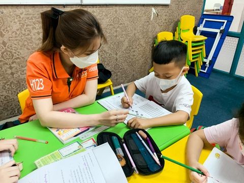 Tăng lương mấy chục %, trung tâm ngoại ngữ phía Nam vẫn thiếu giáo viên - Ảnh 1. Tăng lương mấy chục %, trung tâm ngoại ngữ phía Nam vẫn thiếu giáo viên - Ảnh 1.
