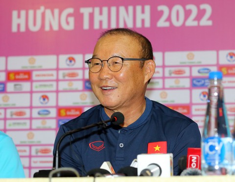 HLV Park Hang Seo: Quang Hải sẽ thuyết phục Pau FC để về đá AFF Cup - Ảnh 1. HLV Park Hang Seo: Quang Hải sẽ thuyết phục Pau FC để về đá AFF Cup - Ảnh 1.