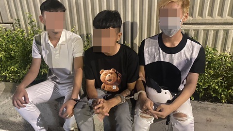 Đi xe máy kẹp ba, lạng lách, đánh võng, tông cảnh sát 113 để trốn chạy - Ảnh 1. Đi xe máy kẹp ba, lạng lách, đánh võng, tông cảnh sát 113 để trốn chạy - Ảnh 1.