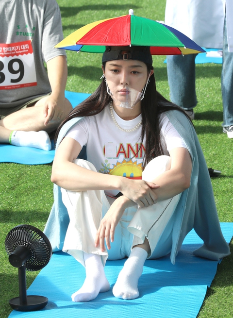 Cuộc thi Ngồi không quy tụ nhiều thần tượng K-pop gây nóng sốt - Ảnh 2. Cuộc thi Ngồi không quy tụ nhiều thần tượng K-pop gây nóng sốt - Ảnh 2.
