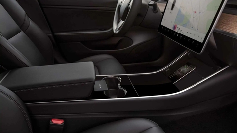 Đại lý Lexus dùng ảnh cabin Tesla để quảng cáo lái xe an toàn - Ảnh 3. Đại lý Lexus dùng ảnh cabin Tesla để quảng cáo lái xe an toàn - Ảnh 3.
