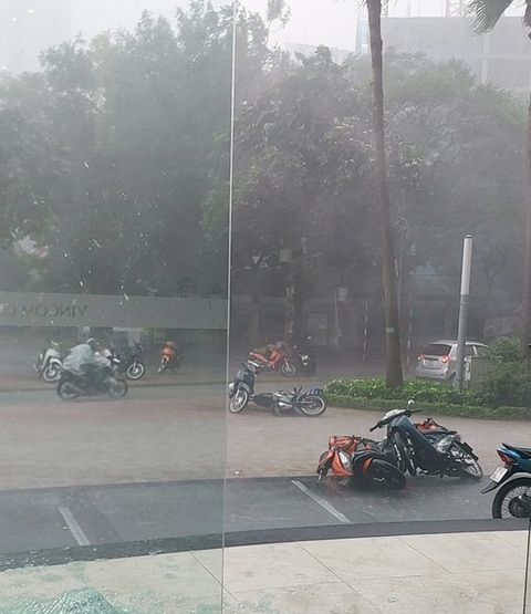 Mưa dông lớn ở miền Bắc: Bỏ xe giữa đường ở Hà Nội, nước chảy như thác ở Sa Pa - Ảnh 3. Mưa dông lớn ở miền Bắc: Bỏ xe giữa đường ở Hà Nội, nước chảy như thác ở Sa Pa - Ảnh 3.