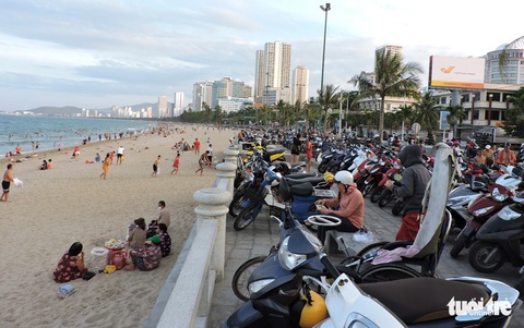 Dẹp “loạn giữ xe” thu tiền trái phép ở bãi biển Nha Trang - Ảnh 1. Dẹp “loạn giữ xe” thu tiền trái phép ở bãi biển Nha Trang - Ảnh 1.