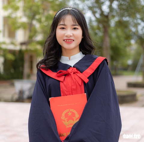 Cô tân sinh viên miệt mài bán hàng tạp hóa trước ngày lên đường nhập học - Ảnh 1. Cô tân sinh viên miệt mài bán hàng tạp hóa trước ngày lên đường nhập học - Ảnh 1.