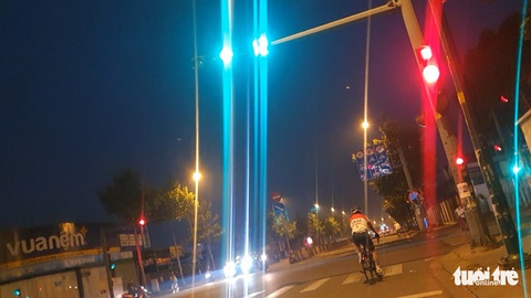 Phóng xe đạp vèo vèo trong làn ô tô, vượt đèn đỏ trên đường Phạm Văn Đồng - Ảnh 3. Phóng xe đạp vèo vèo trong làn ô tô, vượt đèn đỏ trên đường Phạm Văn Đồng - Ảnh 3.