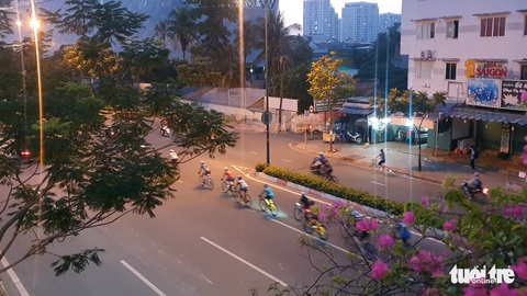 Phóng xe đạp vèo vèo trong làn ô tô, vượt đèn đỏ trên đường Phạm Văn Đồng - Ảnh 4. Phóng xe đạp vèo vèo trong làn ô tô, vượt đèn đỏ trên đường Phạm Văn Đồng - Ảnh 4.