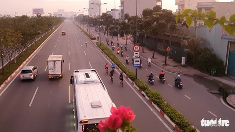 Phóng xe đạp vèo vèo trong làn ô tô, vượt đèn đỏ trên đường Phạm Văn Đồng - Ảnh 5. Phóng xe đạp vèo vèo trong làn ô tô, vượt đèn đỏ trên đường Phạm Văn Đồng - Ảnh 5.