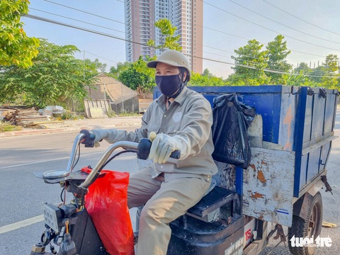 Hàng trăm công nhân vệ sinh ở Bắc Ninh đi làm trở lại sau đình công - Ảnh 1. Hàng trăm công nhân vệ sinh ở Bắc Ninh đi làm trở lại sau đình công - Ảnh 1.