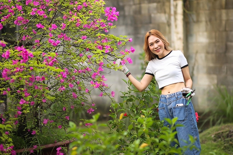 Ảnh vui sao Việt 20-9: Mỹ Tâm thư giãn khi làm vườn - Ảnh 1. Ảnh vui sao Việt 20-9: Mỹ Tâm thư giãn khi làm vườn - Ảnh 1.