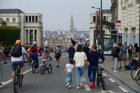 Chủ nhật không ô tô ở Brussels ưu tiên giao thông cho trẻ em - Ảnh 1. Chủ nhật không ô tô ở Brussels ưu tiên giao thông cho trẻ em - Ảnh 1.