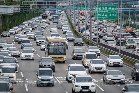 Hàn Quốc gia hạn trợ giá dầu diesel đến cuối năm nay - Ảnh 1. Hàn Quốc gia hạn trợ giá dầu diesel đến cuối năm nay - Ảnh 1.