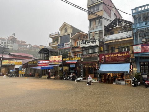 Mưa dông lớn ở miền Bắc: Bỏ xe giữa đường ở Hà Nội, nước chảy như thác ở Sa Pa - Ảnh 5. Mưa dông lớn ở miền Bắc: Bỏ xe giữa đường ở Hà Nội, nước chảy như thác ở Sa Pa - Ảnh 5.