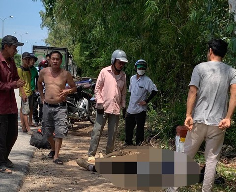 Tai nạn thương tâm ở điểm mở tự phát dải phân cách, một người chết - Ảnh 2. Tai nạn thương tâm ở điểm mở tự phát dải phân cách, một người chết - Ảnh 2.