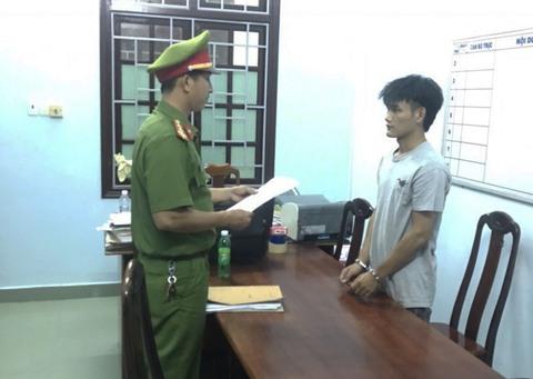 Khởi tố, bắt tạm giam nam thanh niên tông cảnh sát giao thông gãy gót chân - Ảnh 1. Khởi tố, bắt tạm giam nam thanh niên tông cảnh sát giao thông gãy gót chân - Ảnh 1.
