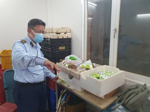 Đại diện HugoFarm im lặng trước câu hỏi có cung cấp rau cho siêu thị không? - Ảnh 2. Đại diện HugoFarm im lặng trước câu hỏi có cung cấp rau cho siêu thị không? - Ảnh 2.