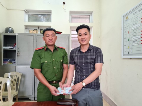 Chiến sĩ cảnh sát cơ động nhặt được 80 triệu đồng trả lại người đánh rơi - Ảnh 1. Chiến sĩ cảnh sát cơ động nhặt được 80 triệu đồng trả lại người đánh rơi - Ảnh 1.