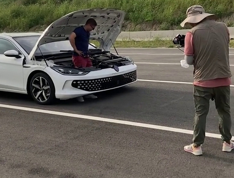 TikToker độ xe rộng gấp đôi: Ngồi 5 người cùng lúc trên 1 hàng ghế - Ảnh 3. TikToker độ xe rộng gấp đôi: Ngồi 5 người cùng lúc trên 1 hàng ghế - Ảnh 3.