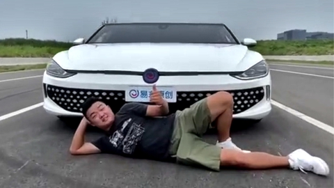 TikToker độ xe rộng gấp đôi: Ngồi 5 người cùng lúc trên 1 hàng ghế - Ảnh 1. TikToker độ xe rộng gấp đôi: Ngồi 5 người cùng lúc trên 1 hàng ghế - Ảnh 1.