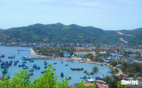 Nhiều ca nô, mô tô nước, nhà hàng nổi không đủ điều kiện vẫn hoạt động du lịch tại vịnh Vĩnh Hy - Ảnh 1. Nhiều ca nô, mô tô nước, nhà hàng nổi không đủ điều kiện vẫn hoạt động du lịch tại vịnh Vĩnh Hy - Ảnh 1.