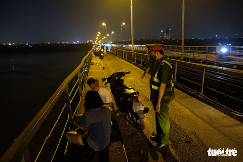 Thấy tổ tuần tra, các cặp đôi đang nhậu trên cầu Long Biên bỏ của chạy lấy người - Ảnh 5. Thấy tổ tuần tra, các cặp đôi đang nhậu trên cầu Long Biên bỏ của chạy lấy người - Ảnh 5.