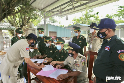 71 lao động Việt Nam tháo chạy khỏi casino ở Campuchia đã về nước - Ảnh 6. 71 lao động Việt Nam tháo chạy khỏi casino ở Campuchia đã về nước - Ảnh 6.